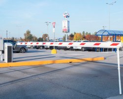 Parquery identifies where are available parking spots in parking lots with barriers.