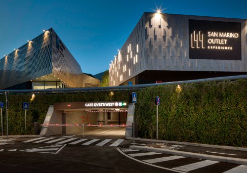 Parquery displays available spots in the luxury outlet of San Marino