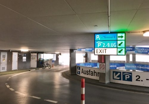 Existing static routing signs do not aid in locating a vacant parking spot.